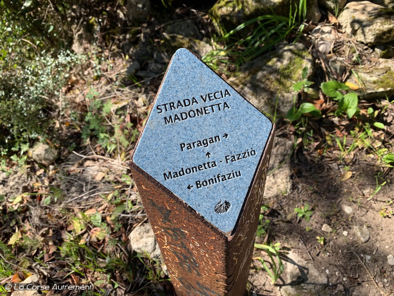 Sentier de Bonifacio : A Strada Vecia, Phare de la Madonetta
