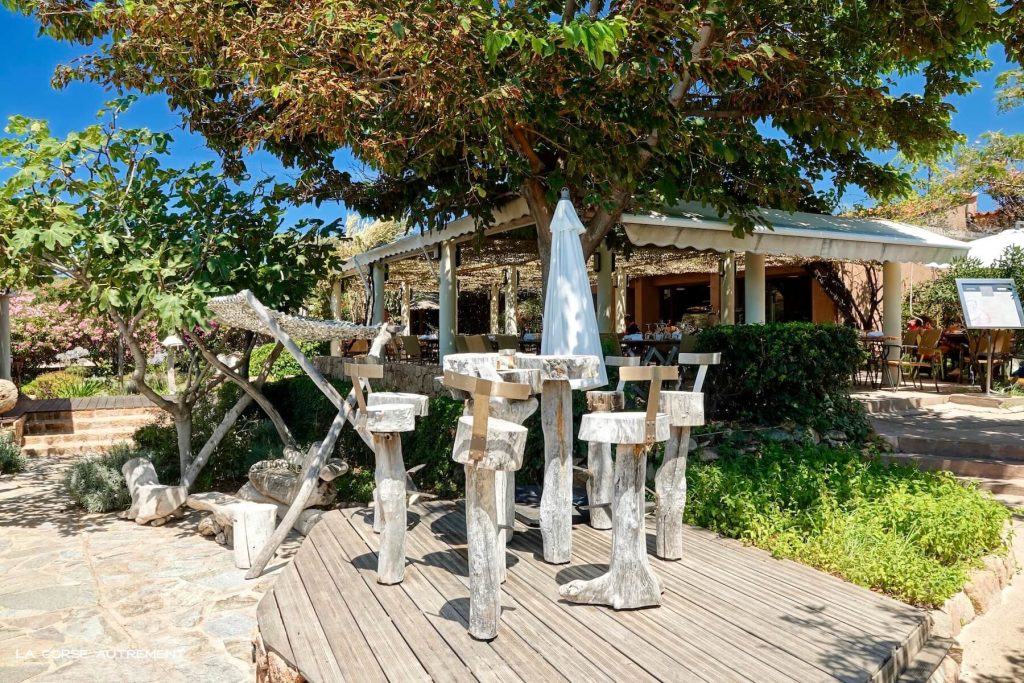 Le café de la plage à Arone, Corse