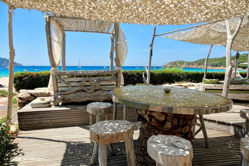 Le café de la plage à Arone, Corse