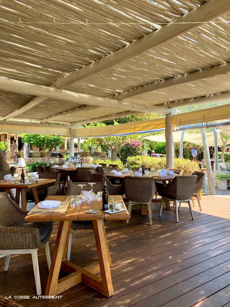 Le café de la plage à Arone, Corse