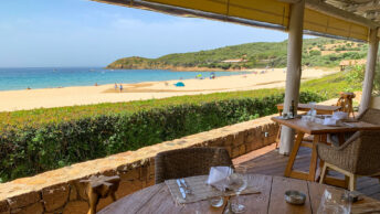 Le café de la plage, Arone