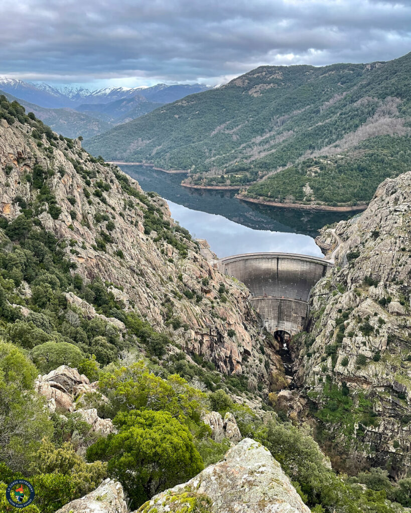 Le barrage de Tolla. La boucle des gorges du Prunelli.